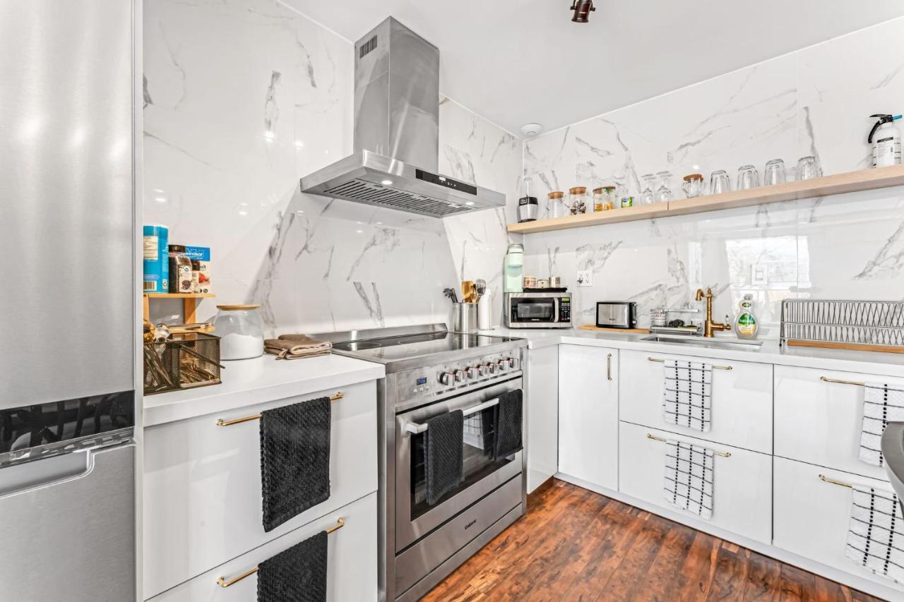 Amazing Fully Renovated Apartment On Queen St. Toronto Exterior photo
