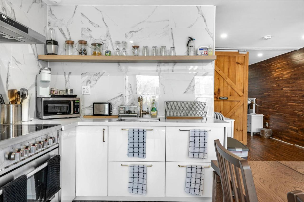 Amazing Fully Renovated Apartment On Queen St. Toronto Exterior photo