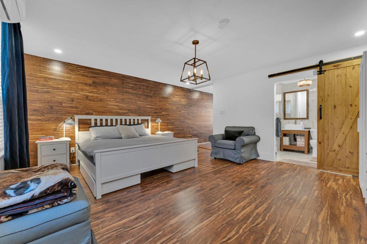 Amazing Fully Renovated Apartment On Queen St. Toronto Exterior photo