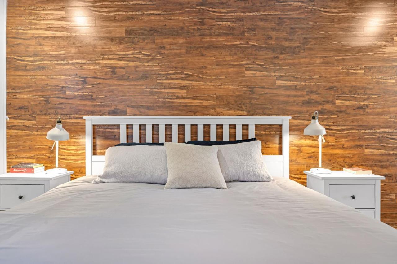 Amazing Fully Renovated Apartment On Queen St. Toronto Exterior photo
