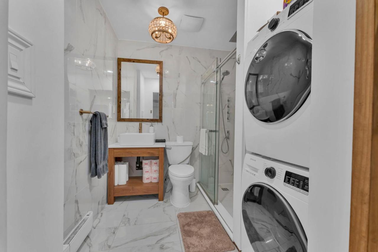 Amazing Fully Renovated Apartment On Queen St. Toronto Exterior photo
