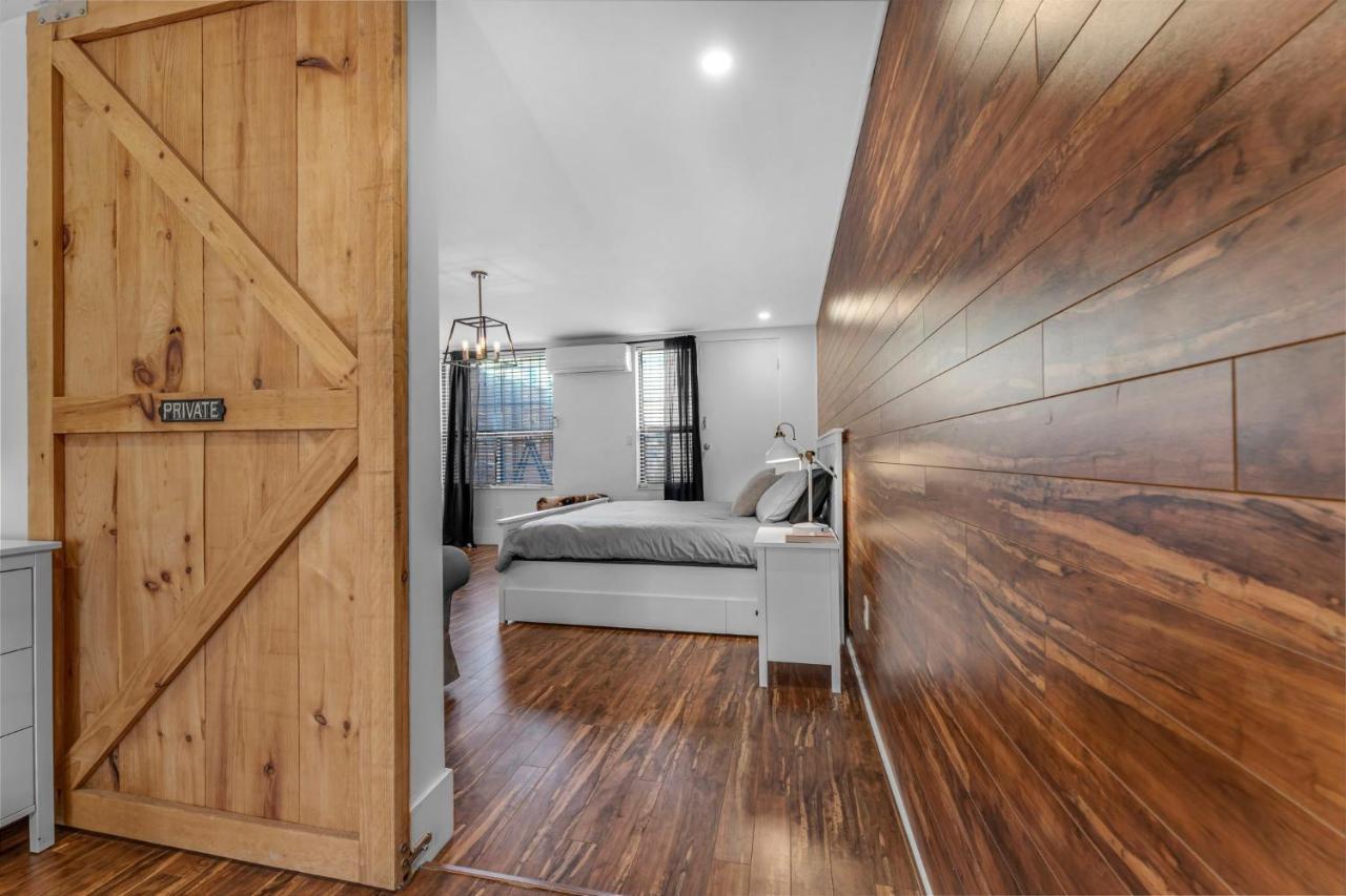 Amazing Fully Renovated Apartment On Queen St. Toronto Exterior photo