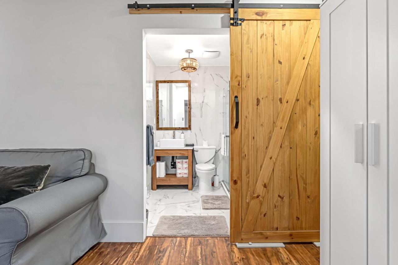Amazing Fully Renovated Apartment On Queen St. Toronto Exterior photo