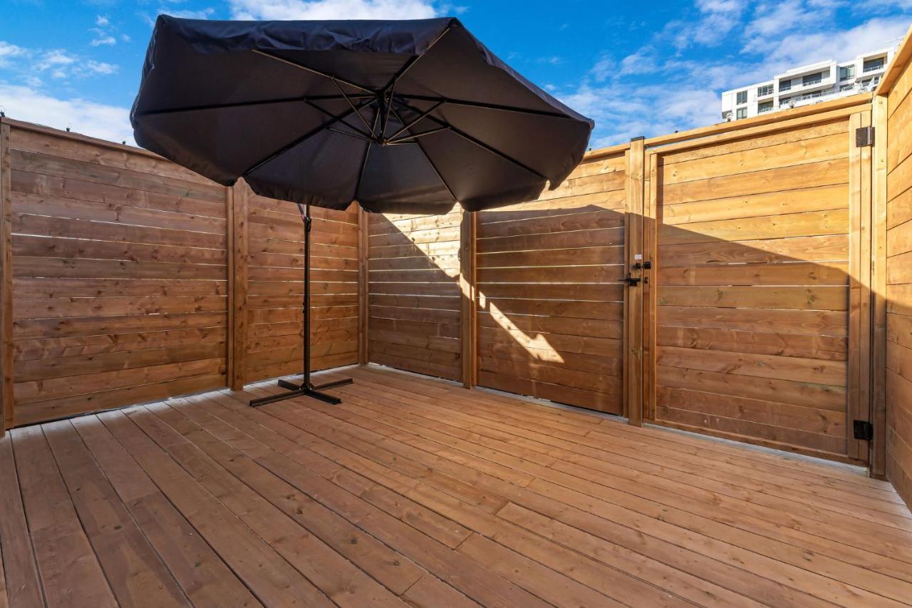 Amazing Fully Renovated Apartment On Queen St. Toronto Exterior photo