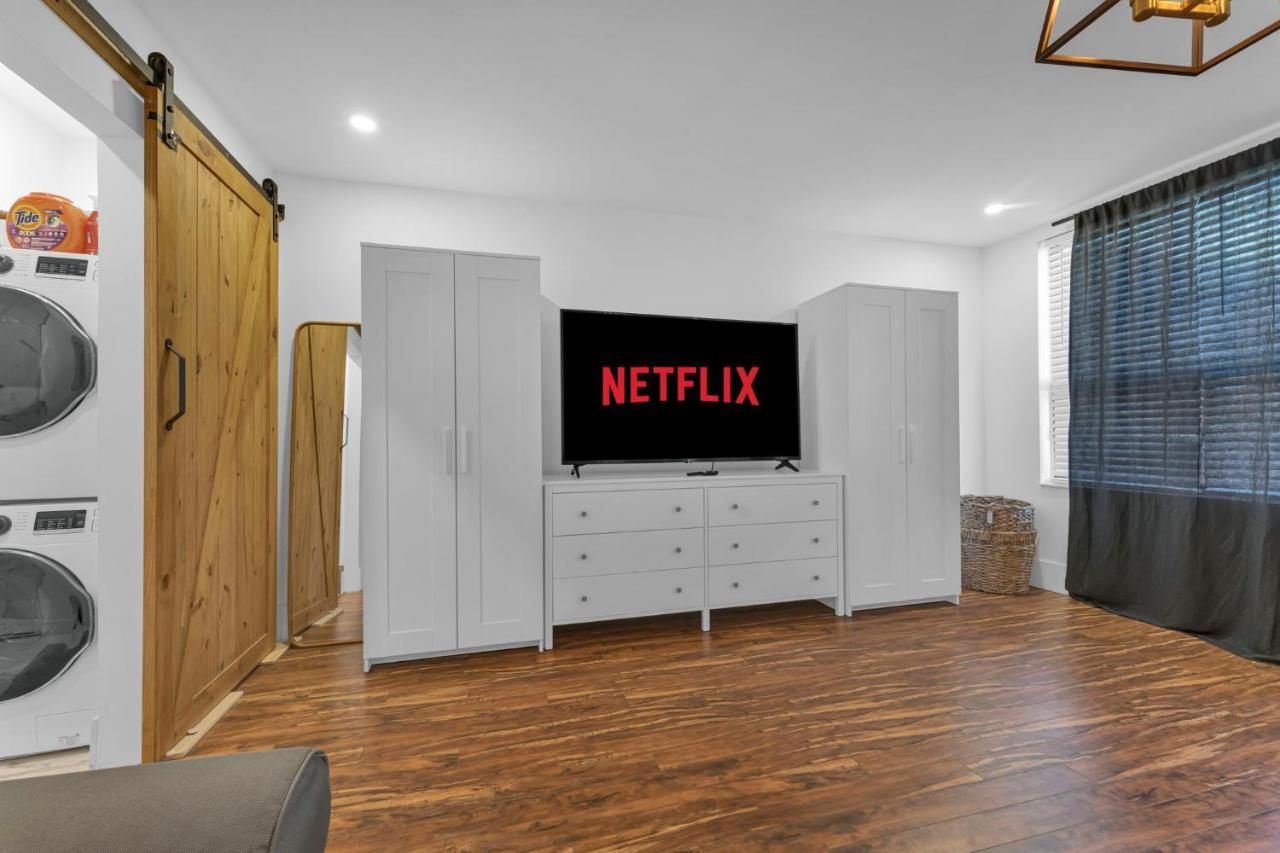Amazing Fully Renovated Apartment On Queen St. Toronto Exterior photo